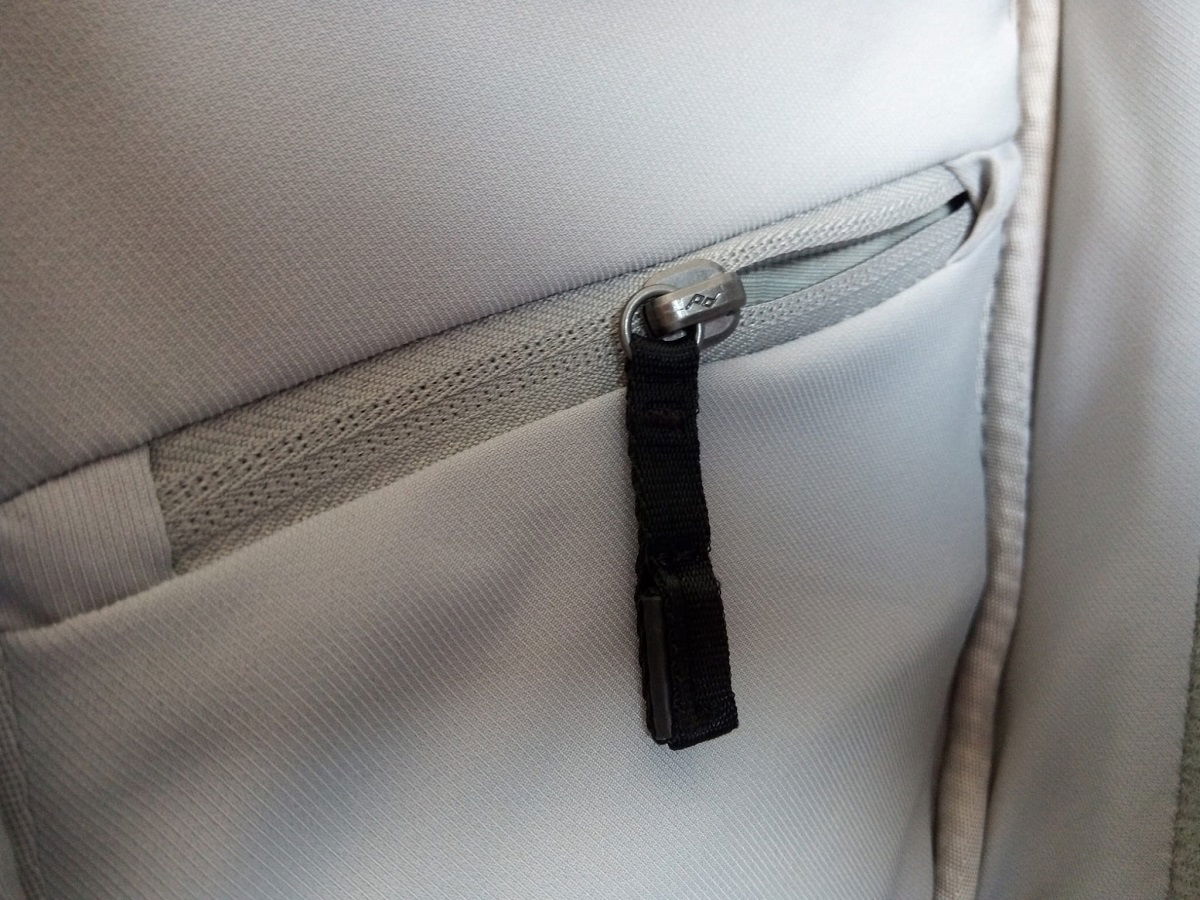 Side interior zipper