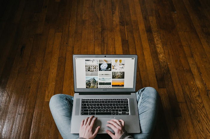 Laptop on a man's legs who's sitting on the floor