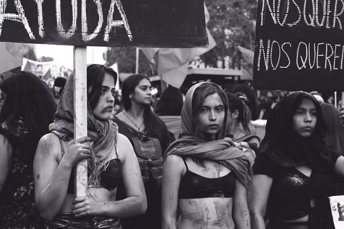 Young female protesters in Chile